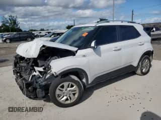 2020 Hyundai Venue SEL z VIN KMHRC8A38LU033018, wystawiony jako Copart lot #82198885 z przebiegiem 122 397 mil mil oraz Czysty tytuł • Clean title. Historia ofert i sprzedaży dostępna na DreamBid. Obrazek 1.