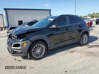 ✅ 2019 Hyundai Kona SEL • VIN: KM8K22AA9KU293040 • Лот: 62638274. Опубликован ранее на Copart с пробегом 46 664 миль. Бесплатный доступ к архиву аукционных продаж из США и подробный отчёт об истории автомобиля на DreamBid. Изображение 1.