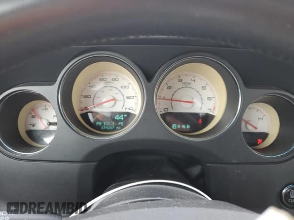 ✅ 2013 Dodge Challenger SXT • VIN: 2C3CDYAG0DH649377 • Lot: 49311435. Wystawiony na Copart z przebiegiem 174 087 mil. Bezpłatny archiwum sprzedaży aukcyjnych z USA i szczegółowy raport historii pojazdu na DreamBid. Zdjęcie 9.