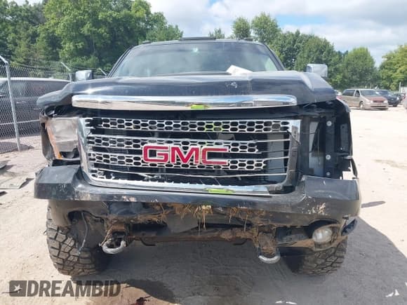 ✅ 2013 GMC Sierra 2500HD Denali • VIN: 1GT125E81DF168131 • Lot: 43092952. Wystawiony na IAAI z przebiegiem 181 539 mil. Bezpłatny archiwum sprzedaży aukcyjnych z USA i szczegółowy raport historii pojazdu na DreamBid. Zdjęcie 6.