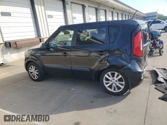 ✅ 2013 Kia Soul • VIN: KNDJT2A58D7615409 • Лот: 69136155. Опубликован ранее на Copart с пробегом 100 745 миль. Бесплатный доступ к архиву аукционных продаж из США и подробный отчёт об истории автомобиля на DreamBid. Изображение 2.