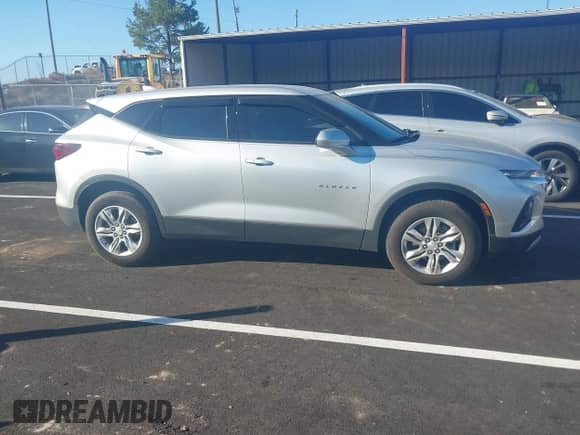 2021 Chevrolet Blazer LT z VIN 3GNKBCR4XMS566635, wystawiony jako IAAI lot #43414254 z przebiegiem 14 411 mil mil oraz . Historia ofert i sprzedaży dostępna na DreamBid. Obrazek 13.