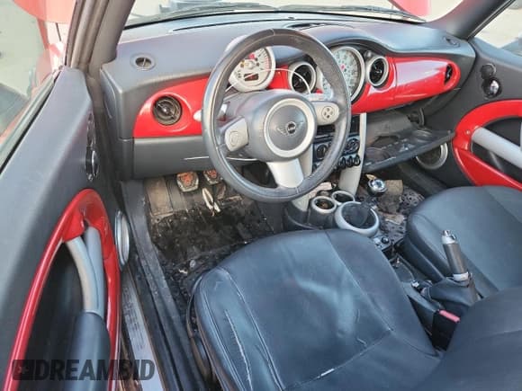 ✅ 2005 MINI Convertible • VIN: WMWRF33455TF60656 • Lot: 81994315. Wystawiony na Copart z przebiegiem 106 433 mil. Bezpłatny archiwum sprzedaży aukcyjnych z USA i szczegółowy raport historii pojazdu na DreamBid. Zdjęcie 8.