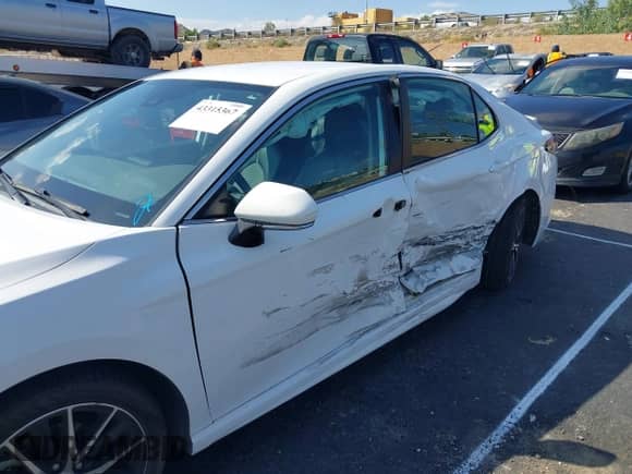 2022 Toyota Camry SE z VIN 4T1G11AK9NU047993, wystawiony jako IAAI lot #43315367 z przebiegiem 70 901 mil mil oraz . Historia ofert i sprzedaży dostępna na DreamBid. Obrazek 6.