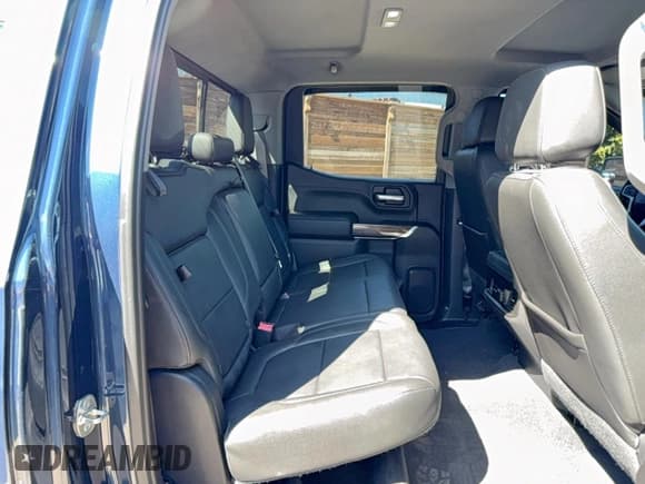 ✅ 2019 Chevrolet Silverado 1500 LT Trail Boss • VIN: 3GCPYFEDXKG194329 • Lot: 85728635. Wystawiony na Copart z przebiegiem 72 766 mil. Bezpłatny archiwum sprzedaży aukcyjnych z USA i szczegółowy raport historii pojazdu na DreamBid. Zdjęcie 6.