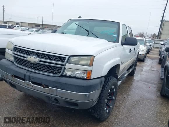 ✅ 2005 Chevrolet Silverado 2500HD LS • VIN: 1GCHK23U25F839031 • Lot: 41594750. Wystawiony na IAAI z przebiegiem 320 713 mil. Bezpłatny archiwum sprzedaży aukcyjnych z USA i szczegółowy raport historii pojazdu na DreamBid. Zdjęcie 17.