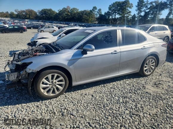 ✅ 2024 Toyota Camry LE • VIN: 4T1R11AK7RU898432 • Lot: 91261705. Wystawiony na Copart z przebiegiem 54 388 mil. Bezpłatny archiwum sprzedaży aukcyjnych z USA i szczegółowy raport historii pojazdu na DreamBid. Zdjęcie 1.