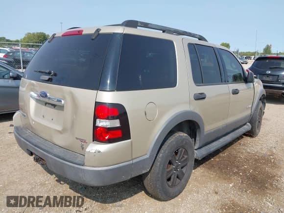 ✅ 2006 Ford Explorer XLT • VIN: 1FMEU738X6UA54701 • Лот: 40302306. Опубликован ранее на IAAI с пробегом 194 747 миль. Бесплатный доступ к архиву аукционных продаж из США и подробный отчёт об истории автомобиля на DreamBid. Изображение 4.