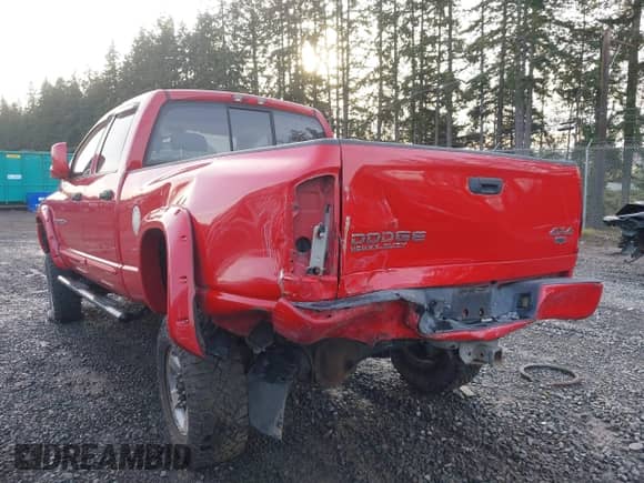 2004 Dodge 3500 ST z VIN 3D7LU38C34G276102, wystawiony jako IAAI lot #41056672 z przebiegiem 216 277 mil mil oraz . Historia ofert i sprzedaży dostępna na DreamBid. Obrazek 3.