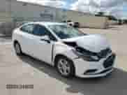 2018 Chevrolet Cruze LT z VIN 1G1BE5SM0J7246944, wystawiony jako Copart lot #70740502 z przebiegiem 73 133 mil mil oraz . Historia ofert i sprzedaży dostępna na DreamBid. Obrazek 4.