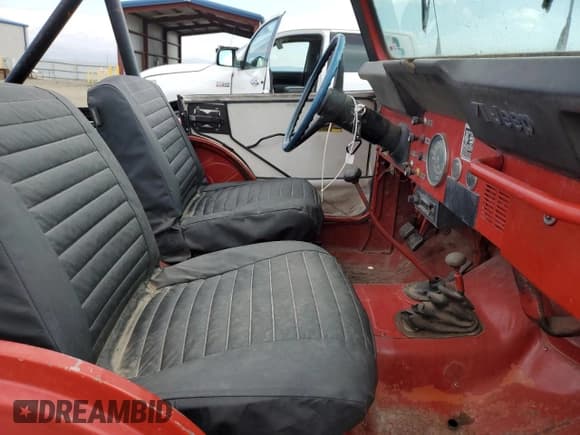 ✅ 1976 Jeep CJ • VIN: J6F83AH000431 • Lot: 70893695. Wystawiony na Copart z przebiegiem 76 377 mil. Bezpłatny archiwum sprzedaży aukcyjnych z USA i szczegółowy raport historii pojazdu na DreamBid. Zdjęcie 10.