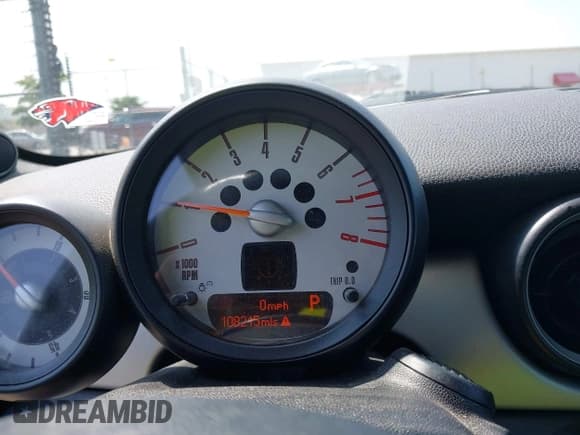 ✅ 2011 MINI Convertible • VIN: WMWZN3C55BT133207 • Lot: 42930217. Wystawiony na IAAI z przebiegiem 108 215 mil. Bezpłatny archiwum sprzedaży aukcyjnych z USA i szczegółowy raport historii pojazdu na DreamBid. Zdjęcie 7.