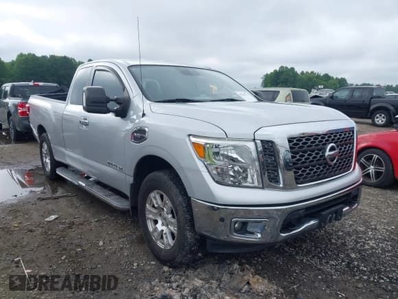 ✅ 2017 Nissan Titan SV • VIN: 1N6AA1C50HN562801 • Lot: 42702143. Wystawiony na IAAI z przebiegiem 90 233 mil. Bezpłatny archiwum sprzedaży aukcyjnych z USA i szczegółowy raport historii pojazdu na DreamBid. Zdjęcie 1.