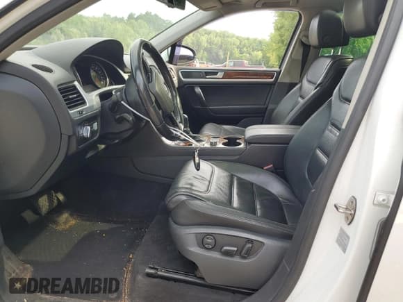 ✅ 2014 Volkswagen Touareg Exec • VIN: WVGEP9BP7ED013274 • Lot: 64369745. Listed on Copart with 191,278 mi. Free auction sales archive from the USA and detailed vehicle history report at DreamBid. Image 7.