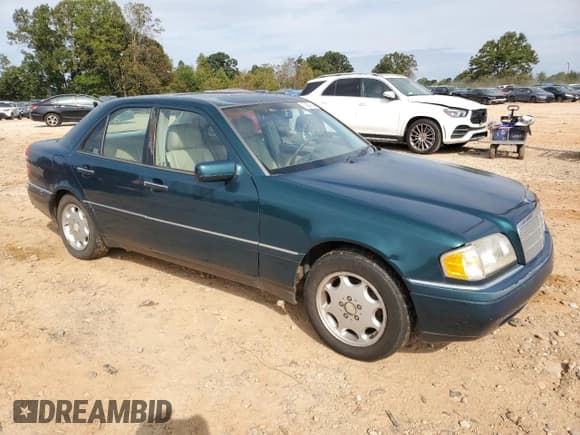 ✅ 1994 Mercedes-Benz 200 220 • VIN: WDBHA22E5RF084524 • Lot: 73287364. Wystawiony na Copart z przebiegiem 187 541 mil. Bezpłatny archiwum sprzedaży aukcyjnych z USA i szczegółowy raport historii pojazdu na DreamBid. Zdjęcie 4.