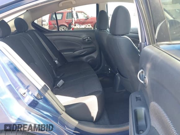 ✅ 2019 Nissan Versa S Plus • VIN: 3N1CN7AP7KL881243 • Lot: 42801930. Wystawiony na IAAI z przebiegiem 80 674 mil. Bezpłatny archiwum sprzedaży aukcyjnych z USA i szczegółowy raport historii pojazdu na DreamBid. Zdjęcie 8.