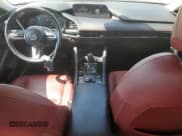 ✅ 2023 Mazda 3 S Carbon Edition • VIN: 3MZBPACM7PM365837 • Lot: 66930295. Wystawiony na Copart z przebiegiem 22 947 mil. Bezpłatny archiwum sprzedaży aukcyjnych z USA i szczegółowy raport historii pojazdu na DreamBid. Zdjęcie 8.