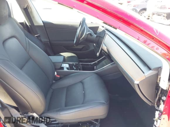 ✅ 2019 Tesla Model 3 Mid Range • VIN: 5YJ3E1EA0KF299032 • Lot: 43576921. Wystawiony na IAAI z przebiegiem 45 780 mil. Bezpłatny archiwum sprzedaży aukcyjnych z USA i szczegółowy raport historii pojazdu na DreamBid. Zdjęcie 5.