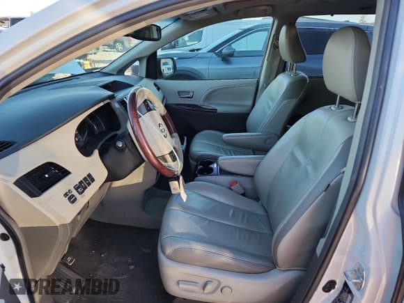 ✅ 2012 Toyota Sienna XLE • VIN: 5TDYK3DC1CS260573 • Лот: 89514755. Опубликован ранее на Copart с пробегом 137 699 миль. Бесплатный доступ к архиву аукционных продаж из США и подробный отчёт об истории автомобиля на DreamBid. Изображение 7.