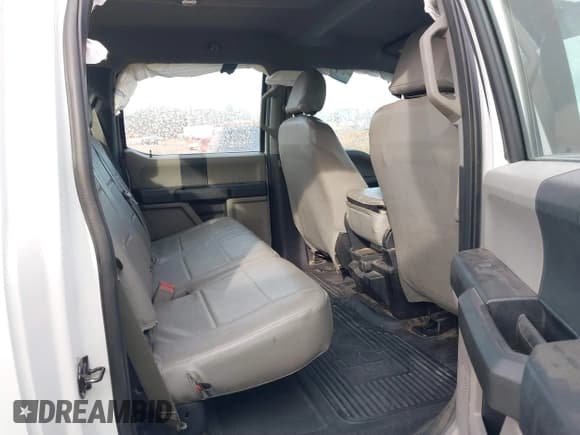 ✅ 2019 Ford F-350 • VIN: 1FD7W3B65KED43890 • Lot: 41379733. Wystawiony na IAAI z przebiegiem 130 113 mil. Bezpłatny archiwum sprzedaży aukcyjnych z USA i szczegółowy raport historii pojazdu na DreamBid. Zdjęcie 8.