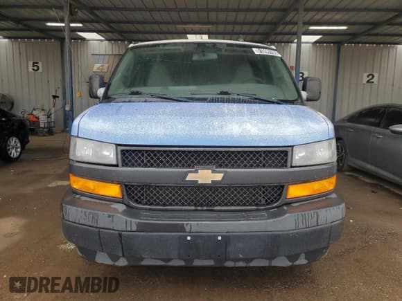 ✅ 2019 Chevrolet Express Cargo • VIN: 1GCWGAFP2K1269825 • Lot: 91099705. Wystawiony na Copart z przebiegiem 88 922 mil. Bezpłatny archiwum sprzedaży aukcyjnych z USA i szczegółowy raport historii pojazdu na DreamBid. Zdjęcie 5.