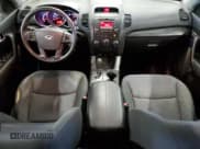 ✅ 2013 Kia Sorento LX • VIN: 5XYKTCA60DG323789 • Lot: 81444755. Wystawiony na Copart z przebiegiem 210 233 mil. Bezpłatny archiwum sprzedaży aukcyjnych z USA i szczegółowy raport historii pojazdu na DreamBid. Zdjęcie 8.