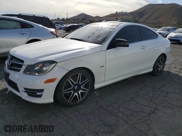 ✅ 2014 Mercedes-Benz C 250 • VIN: WDDGJ4HBXEG297100 • Lot: 85820664. Wystawiony na Copart z przebiegiem 146 605 mil. Bezpłatny archiwum sprzedaży aukcyjnych z USA i szczegółowy raport historii pojazdu na DreamBid. Zdjęcie 1.