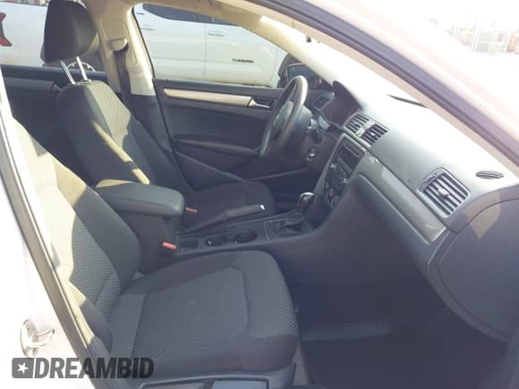 ✅ 2015 Volkswagen Passat Limited Edition • VIN: 1VWAT7A35FC018088 • Лот: 42671127. Опубликован ранее на IAAI с пробегом 106 112 миль. Бесплатный доступ к архиву аукционных продаж из США и подробный отчёт об истории автомобиля на DreamBid. Изображение 5.