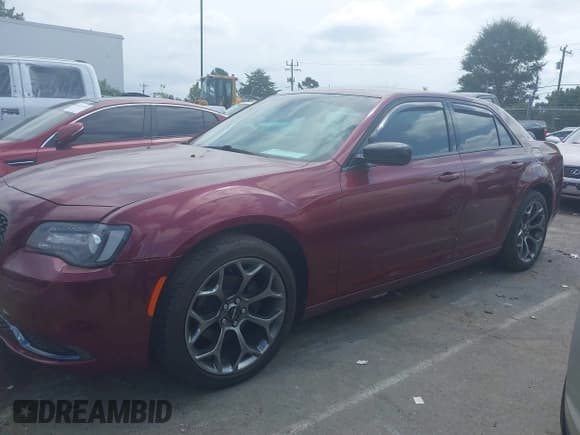 ✅ 2018 Chrysler 300 Touring L • VIN: 2C3CCAAGXJH275057 • Лот: 42945101. Опубликован ранее на IAAI с пробегом Не указан. Бесплатный доступ к архиву аукционных продаж из США и подробный отчёт об истории автомобиля на DreamBid. Изображение 14.