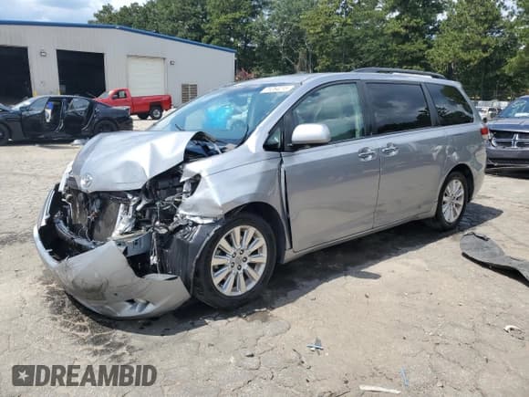 ✅ 2011 Toyota Sienna XLE • VIN: 5TDYK3DC4BS005091 • Лот: 71254215. Опубликован ранее на Copart с пробегом 200 121 миль. Бесплатный доступ к архиву аукционных продаж из США и подробный отчёт об истории автомобиля на DreamBid. Изображение 1.