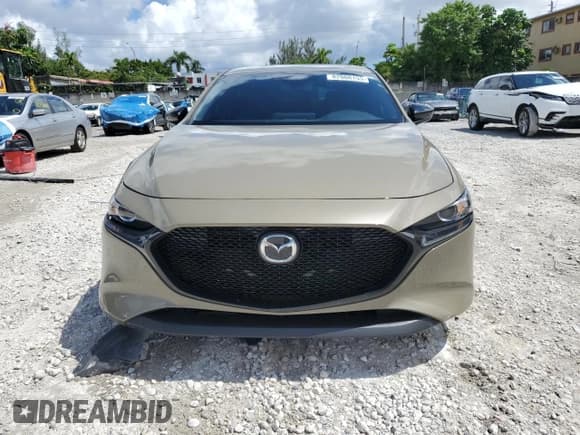 ✅ 2024 Mazda 3 Carbon Edition • VIN: JM1BPBYY4R1704817 • Lot: 82060155. Wystawiony na Copart z przebiegiem 8 435 mil. Bezpłatny archiwum sprzedaży aukcyjnych z USA i szczegółowy raport historii pojazdu na DreamBid. Zdjęcie 5.