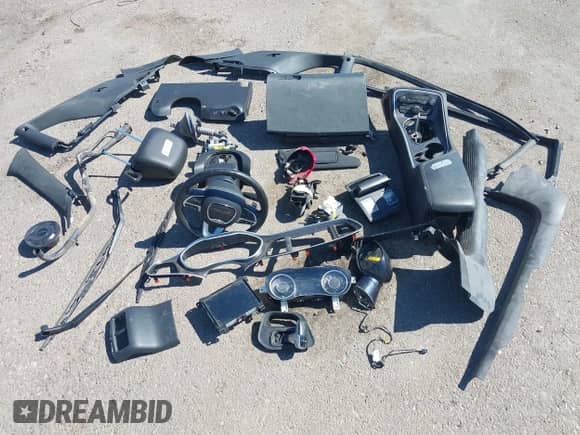 2015 Dodge Challenger R/T Scat Pack z VIN 2C3CDZFJ3FH816585, wystawiony jako IAAI lot #43353658 z przebiegiem Nie podano mil oraz . Historia ofert i sprzedaży dostępna na DreamBid. Obrazek 12.