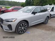 ✅ 2025 Volvo XC60 Plus • VIN: YV4M12RC5S1149246 • Лот: 42533801. Опубликован ранее на IAAI с пробегом 5 600 миль. Бесплатный доступ к архиву аукционных продаж из США и подробный отчёт об истории автомобиля на DreamBid. Изображение 2.