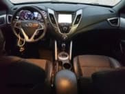 ✅ 2013 Hyundai Veloster w/Black Int • VIN: KMHTC6AD0DU103339 • Lot: 80997924. Wystawiony na Copart z przebiegiem 159 305 mil. Bezpłatny archiwum sprzedaży aukcyjnych z USA i szczegółowy raport historii pojazdu na DreamBid. Zdjęcie 8.