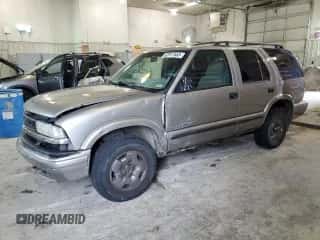 2004 Chevrolet Blazer LS z VIN 1GNDT13X84K112313, wystawiony jako Copart lot #62817553 z przebiegiem 156 427 mil mil oraz Szkoda całkowita • Salvage title. Historia ofert i sprzedaży dostępna na DreamBid. Obrazek 1.