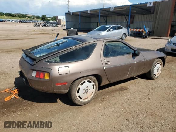 ✅ 1984 Porsche 928 • VIN: WP0JB0929ES860736 • Lot: 63927165. Wystawiony na Copart z przebiegiem 125 989 mil. Bezpłatny archiwum sprzedaży aukcyjnych z USA i szczegółowy raport historii pojazdu na DreamBid. Zdjęcie 3.