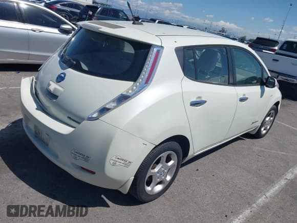 ✅ 2011 Nissan LEAF SL-e • VIN: JN1AZ0CP1BT007790 • Lot: 41943215. Wystawiony na IAAI z przebiegiem 62 468 mil. Bezpłatny archiwum sprzedaży aukcyjnych z USA i szczegółowy raport historii pojazdu na DreamBid. Zdjęcie 4.