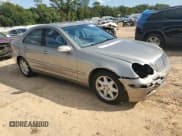 ✅ 2003 Mercedes-Benz C 240 • VIN: WDBRF61JX3A458335 • Лот: 81825515. Опубликован ранее на Copart с пробегом Не указан. Бесплатный доступ к архиву аукционных продаж из США и подробный отчёт об истории автомобиля на DreamBid. Изображение 4.