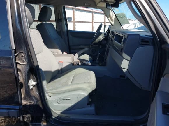 ✅ 2006 Jeep Commander • VIN: 1J8HG48N66C174256 • Лот: 41652107. Опубликован ранее на IAAI с пробегом 106 966 миль. Бесплатный доступ к архиву аукционных продаж из США и подробный отчёт об истории автомобиля на DreamBid. Изображение 5.