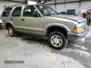 2001 Chevrolet Blazer LT z VIN 1GNDT13W412179364, wystawiony jako Copart lot #83829294 z przebiegiem 244 002 mil mil oraz Szkoda całkowita • Salvage title. Historia ofert i sprzedaży dostępna na DreamBid. Obrazek 4.