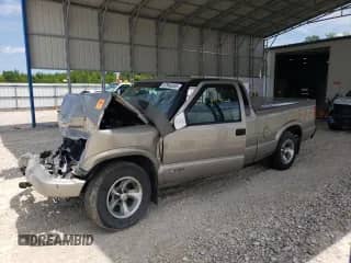 2001 Chevrolet S-10 LS z VIN 1GCCS19W018150049, wystawiony jako Copart lot #57946395 z przebiegiem Nie podano mil oraz Szkoda całkowita • Salvage title. Historia ofert i sprzedaży dostępna na DreamBid. Obrazek 1.