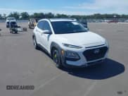 ✅ 2018 Hyundai Kona SEL • VIN: KM8K62AA5JU073459 • Лот: 43352612. Опубликован ранее на IAAI с пробегом 77 655 миль. Бесплатный доступ к архиву аукционных продаж из США и подробный отчёт об истории автомобиля на DreamBid. Изображение 1.