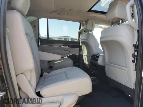 ✅ 2023 Jeep Wagoneer Series III • VIN: 1C4SJSDPXPS569378 • Lot: 58606885. Wystawiony na Copart z przebiegiem 11 417 mil. Bezpłatny archiwum sprzedaży aukcyjnych z USA i szczegółowy raport historii pojazdu na DreamBid. Zdjęcie 11.