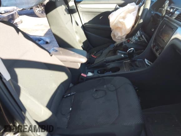 ✅ 2015 Volkswagen Passat S • VIN: 1VWAT7A34FC044696 • Lot: 41578529. Wystawiony na IAAI z przebiegiem 98 856 mil. Bezpłatny archiwum sprzedaży aukcyjnych z USA i szczegółowy raport historii pojazdu na DreamBid. Zdjęcie 5.