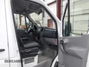✅ 2012 Mercedes-Benz Sprinter Passenger • VIN: WDZPE7CC2C5660966 • Lot: 43720741. Wystawiony na IAAI z przebiegiem 236 080 mil. Bezpłatny archiwum sprzedaży aukcyjnych z USA i szczegółowy raport historii pojazdu na DreamBid. Zdjęcie 5.