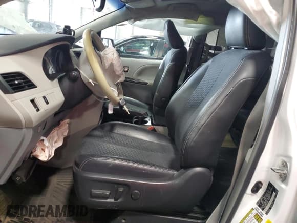 ✅ 2014 Toyota Sienna SE • VIN: 5TDXK3DC2ES442961 • Lot: 70143165. Listed on Copart with 204,488 mi. Free auction sales archive from the USA and detailed vehicle history report at DreamBid. Image 7.