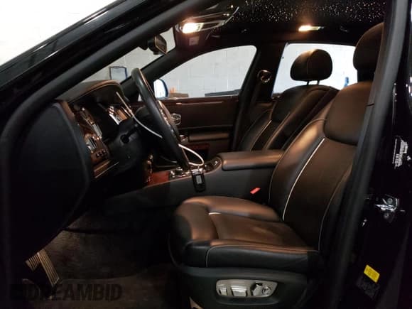 ✅ 2019 Rolls-Royce Ghost • VIN: SCA664S54KUX54725 • Lot: 62910454. Wystawiony na Copart z przebiegiem 17 246 mil. Bezpłatny archiwum sprzedaży aukcyjnych z USA i szczegółowy raport historii pojazdu na DreamBid. Zdjęcie 7.