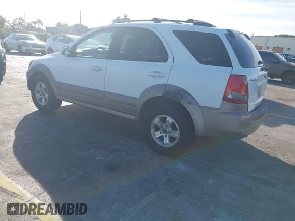 ✅ 2004 Kia Sorento LX • VIN: KNDJD733145204189 • Lot: 43671645. Listed on IAAI with 178,600 mi. Free auction sales archive from the USA and detailed vehicle history report at DreamBid. Image 3.