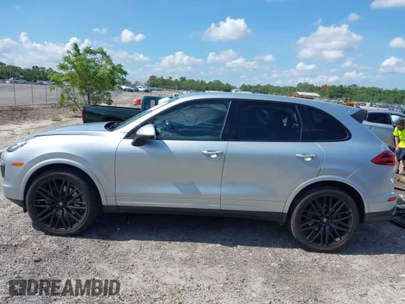 ✅ 2017 Porsche Cayenne • VIN: WP1AA2A21HKA83921 • Lot: 42483127. Wystawiony na IAAI z przebiegiem 164 701 mil. Bezpłatny archiwum sprzedaży aukcyjnych z USA i szczegółowy raport historii pojazdu na DreamBid. Zdjęcie 14.