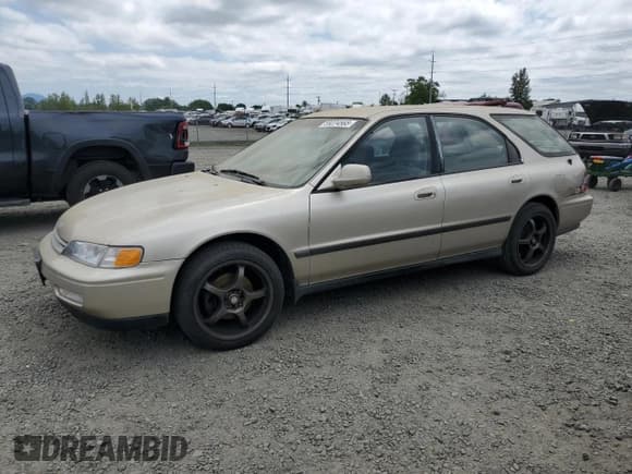 ✅ 1995 Honda Accord LX • VIN: 1HGCE1823SA005850 • Lot: 59224565. Listed on Copart with 404,000 mi. Free auction sales archive from the USA and detailed vehicle history report at DreamBid. Image 1.